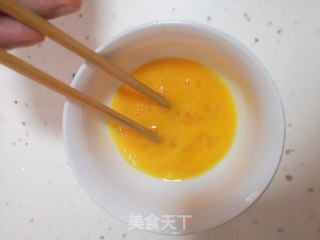 简易早餐–炒鸡蛋的做法步骤：1