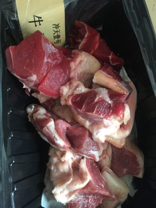 土豆胡萝卜焖牛腱肉的做法步骤：1