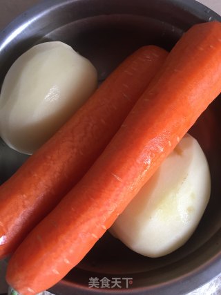 土豆胡萝卜焖牛腱肉的做法步骤：2