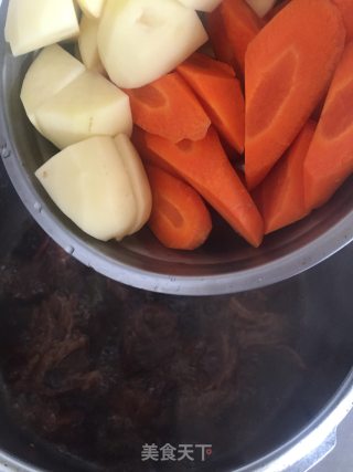 土豆胡萝卜焖牛腱肉的做法步骤：12