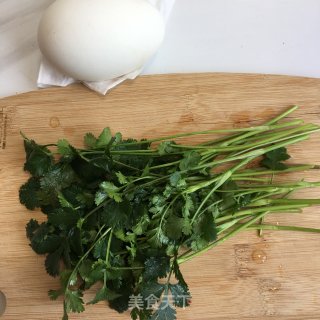 香菜煎鹅蛋的做法步骤：1
