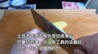 家常炸薯片，简单又美味，新手无失败，就是太费油，会被老妈揍O(∩_∩)O。的做法步骤：1
