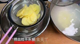 家常炸薯片，简单又美味，新手无失败，就是太费油，会被老妈揍O(∩_∩)O。的做法步骤：3