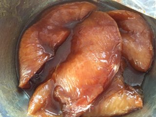 香煎蜜汁鸡胸的做法步骤：1