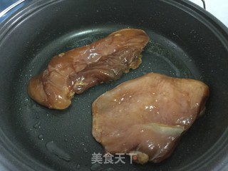 香煎蜜汁鸡胸的做法步骤：2