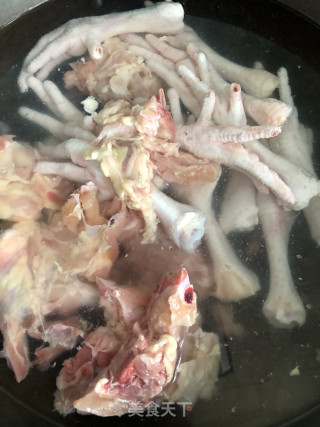 红烧鸡叉骨鸡爪的做法步骤：1