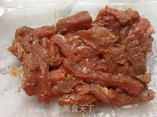 黑椒牛柳炒螺丝椒的做法步骤：1