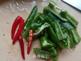黑椒牛柳炒螺丝椒的做法步骤：2