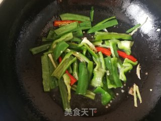 黑椒牛柳炒螺丝椒的做法步骤：8