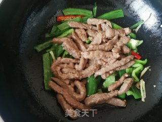 黑椒牛柳炒螺丝椒的做法步骤：9