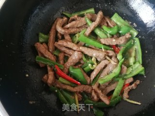 黑椒牛柳炒螺丝椒的做法步骤：11
