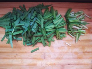 韭菜烧豆腐的做法步骤：1