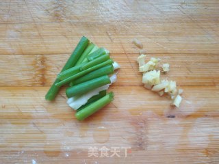 韭菜烧豆腐的做法步骤：2