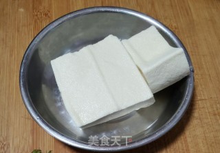 葱香煎豆腐的做法步骤：1