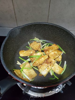 葱香煎豆腐的做法步骤：6