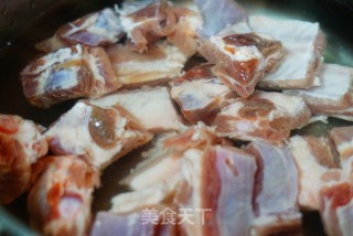 冰糖小排骨的做法步骤：1
