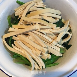 豆皮拌菠菜的做法步骤：5