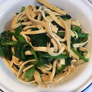 豆皮拌菠菜的做法步骤：6