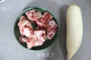 排骨炖萝卜的做法步骤：1