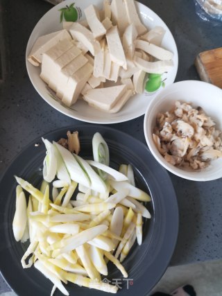 响铃笋尖海鲜汤的做法步骤：1