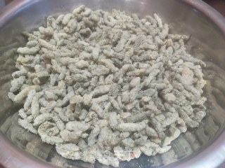 蒜苗炒枸蒲穗的做法步骤：2