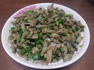 蒜苗炒枸蒲穗的做法步骤：4