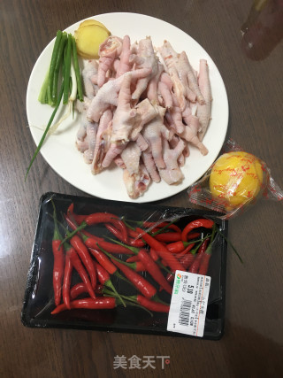 酸辣鸡爪的做法步骤：1