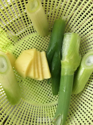 豆豉鲳煸鱼的做法步骤：2