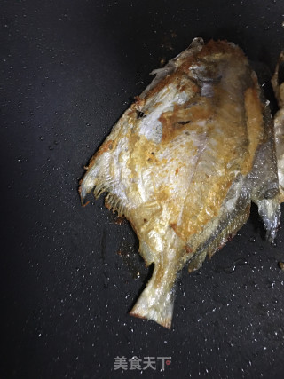 豆豉鲳煸鱼的做法步骤：5