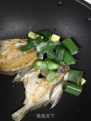 豆豉鲳煸鱼的做法步骤：6
