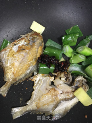 豆豉鲳煸鱼的做法步骤：7