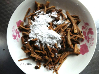茶树菇炒年糕的做法步骤：2
