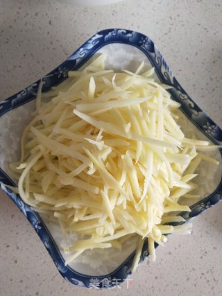 韭菜土豆丝的做法步骤：1