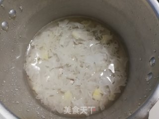 银耳莲子苹果羹的做法步骤：2