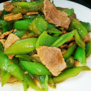 尖椒炒肉的做法步骤：1