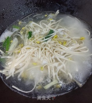 豆芽鸭肉汤面的做法步骤：5