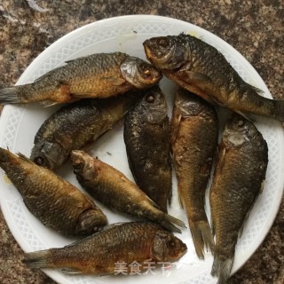 酸辣荷花鱼的做法步骤：1