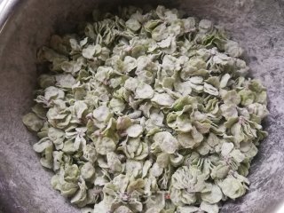 蒜苔炒榆钱的做法步骤：2