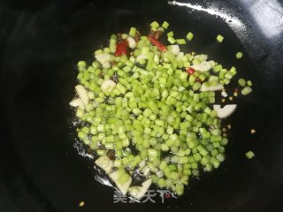 蒜苔炒榆钱的做法步骤：7