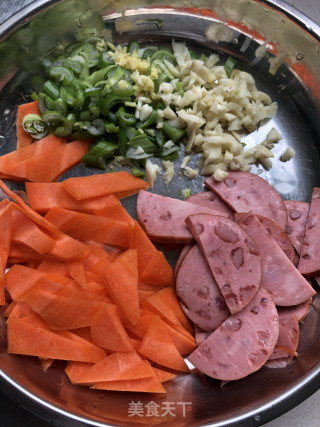 鸡蛋火腿炒面的做法步骤：1