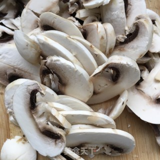 口蘑鸡肉双煎沙拉的做法步骤：8