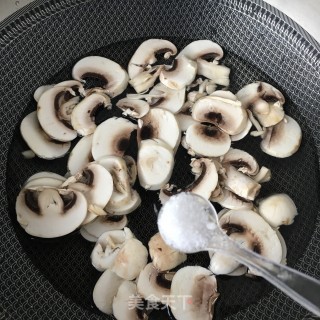 口蘑鸡肉双煎沙拉的做法步骤：9