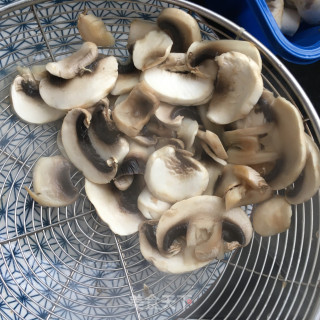 口蘑鸡肉双煎沙拉的做法步骤：11