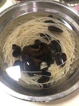 酸辣兔杂粉丝的做法步骤：1