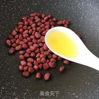 少油版油炸花生米的做法步骤：4