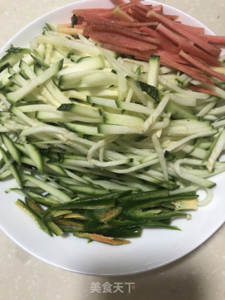 青南瓜丝炒肉的做法步骤：2