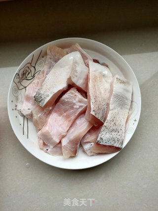鱼腩金针菇的做法步骤：1