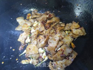 回锅肉的做法步骤：4