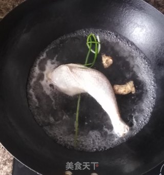 手撕鸡的做法步骤：1