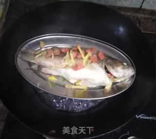 米其林餐厅的清蒸鲈鱼的做法步骤：2